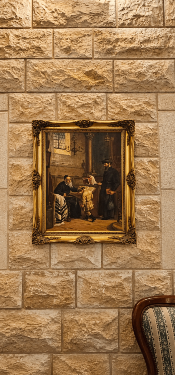 ציור קלאסי במסגרת זהב מעוטרת על קיר אבן גולפית
