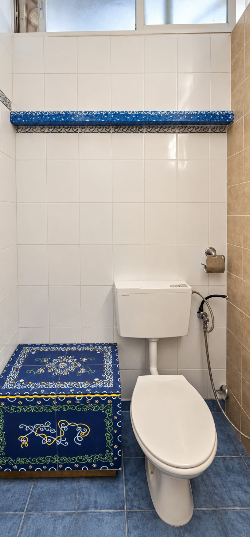 אריחים כחולים מצוירים בעבודת יד בחדר השירותים של הקומה העליונה
