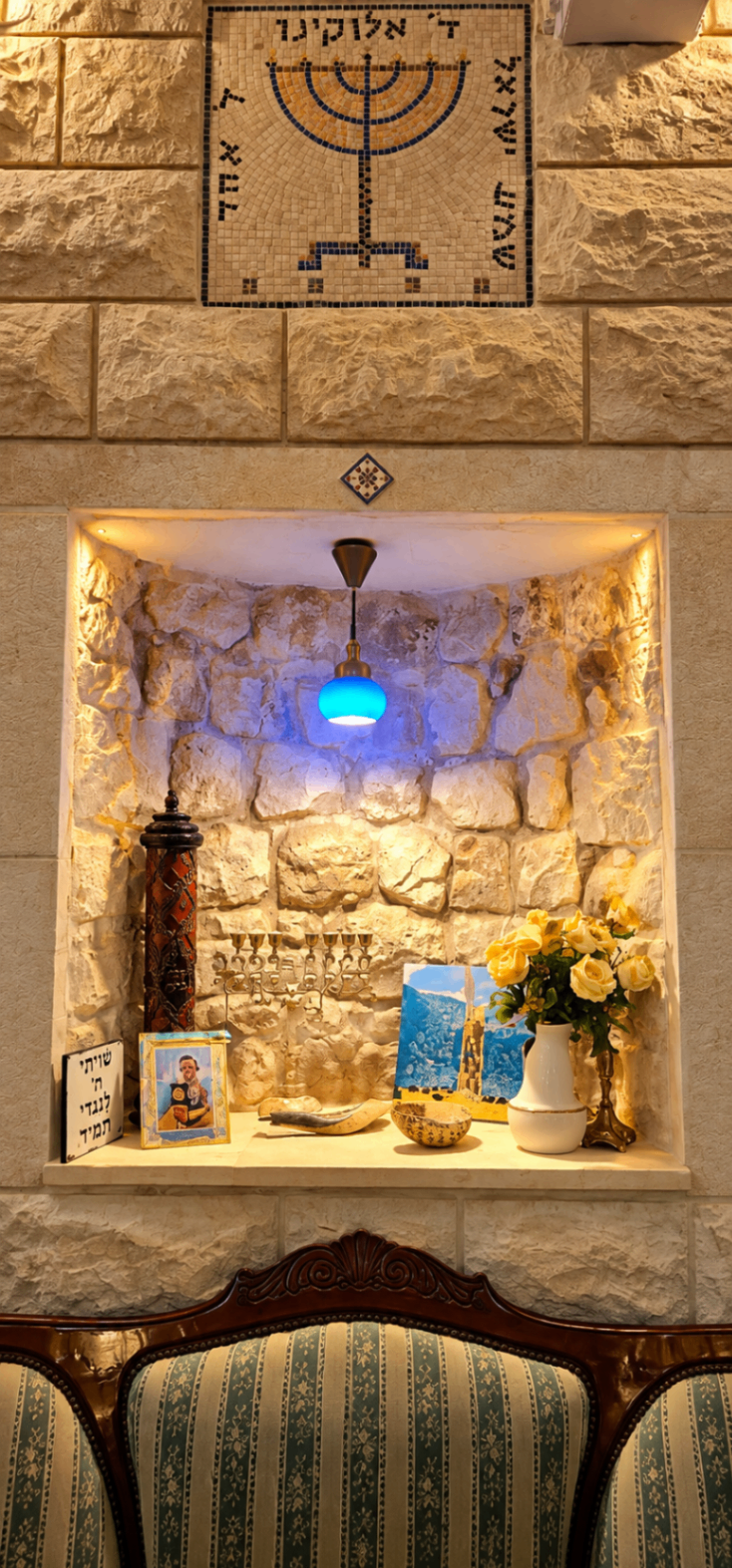 גומחת אבן מוארת עם פסיפס מנורה וברכה, חנוכייה, ציור וורדים צהובים